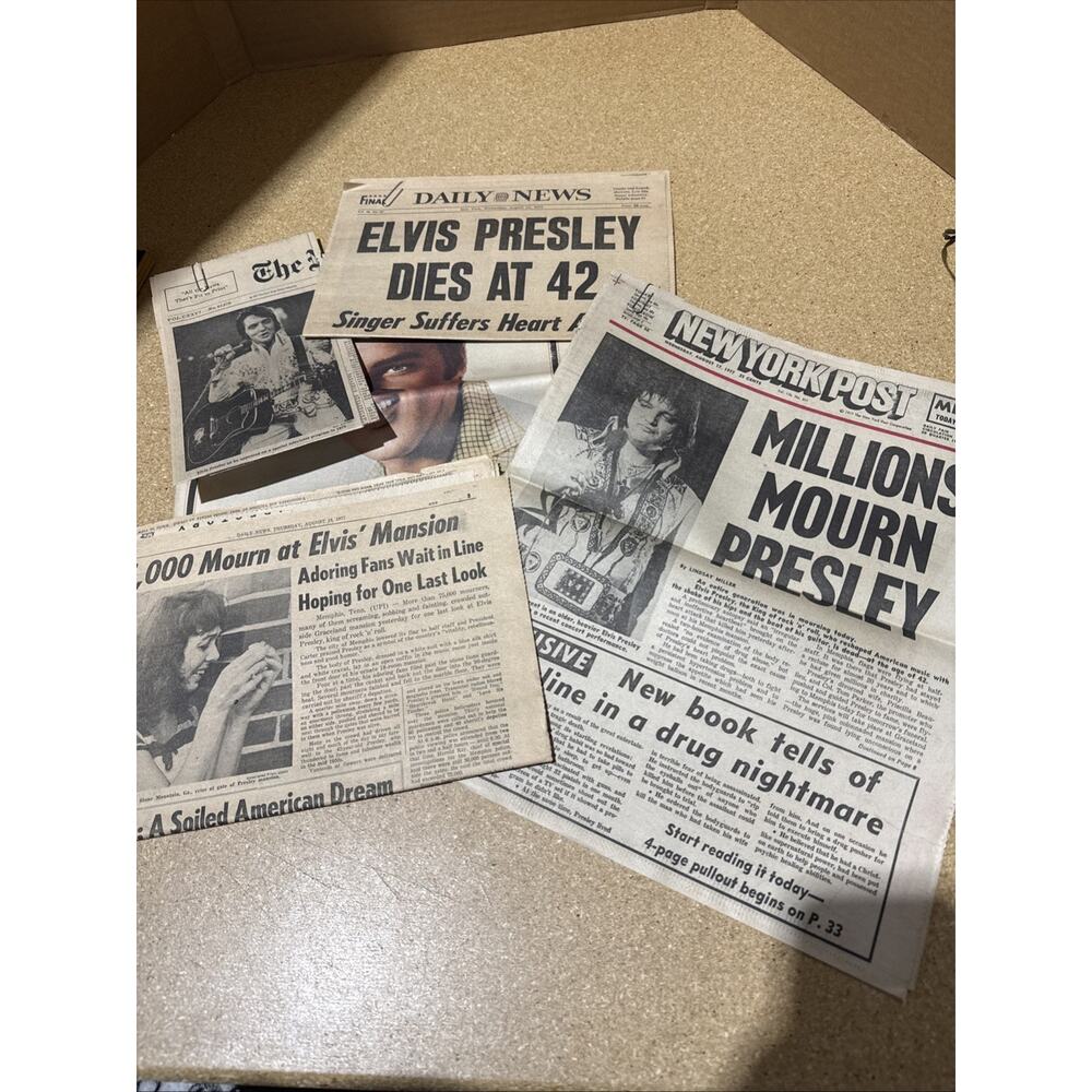 VTG Rolling Stone Elvis Presley Memorial Issue + 1977 Newspaper Clippings Lot